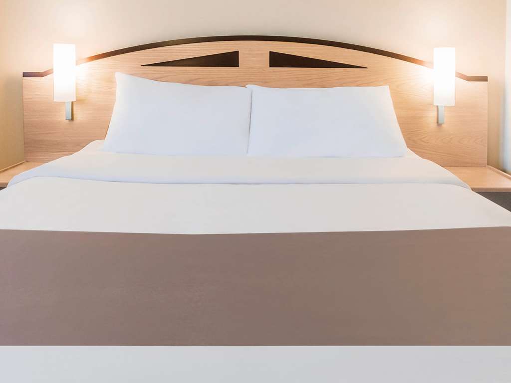 Ibis Cardiff Gate - International Business Park Hotel Room photo